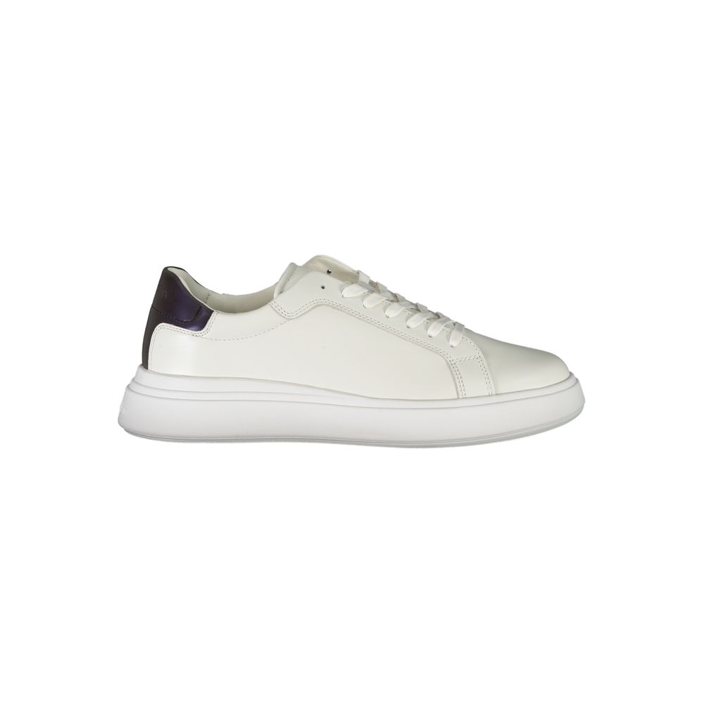 Calvin Klein Sneakers i vitt med kontrasterande snörning