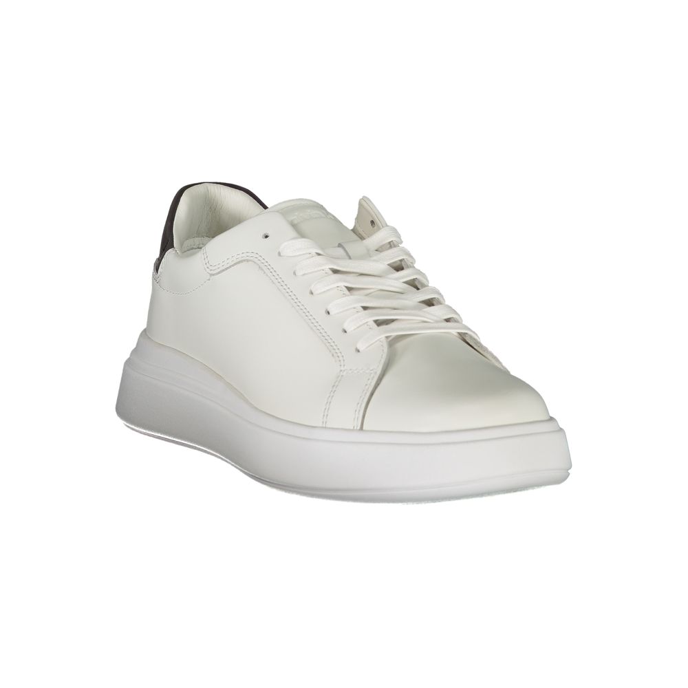 Calvin Klein Sneakers i vitt med kontrasterande snörning
