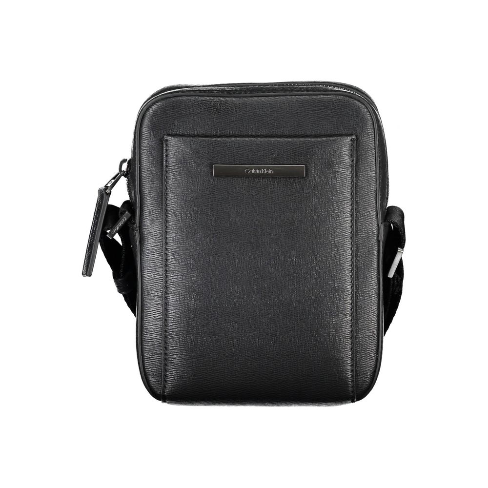 Calvin Klein elegant svart axelväska med snygga detaljer
