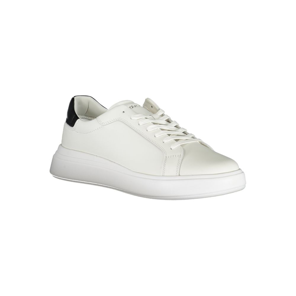 Calvin Klein Sneakers i vitt med kontrasterande detaljer