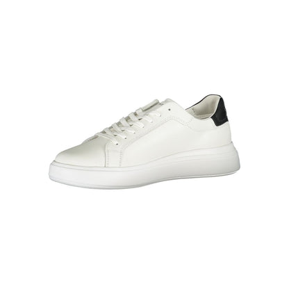 Calvin Klein Sneakers i vitt med kontrasterande detaljer