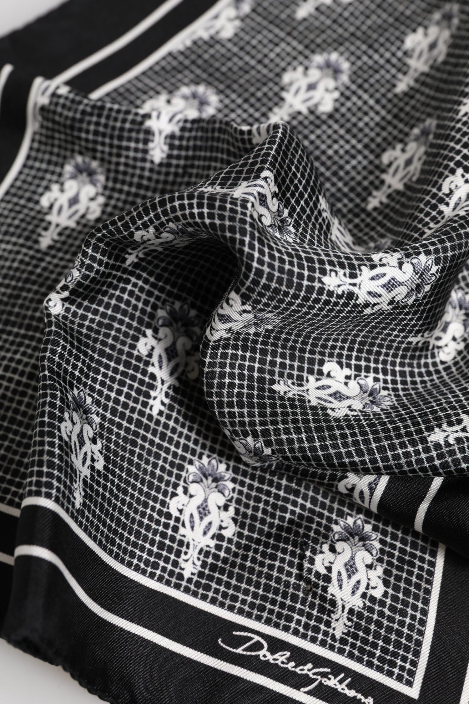 Dolce &amp;amp; Gabbana Svartvit Mönstrad Fyrkantig Foulard Halsduk
