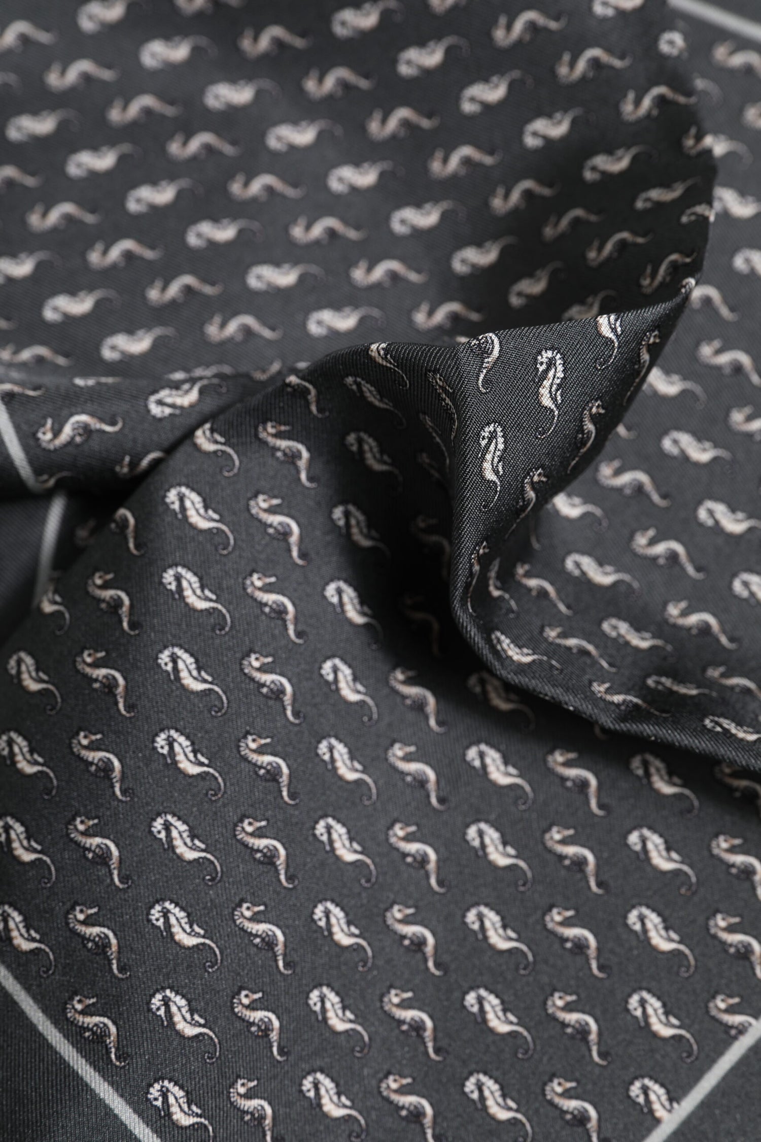 Dolce &amp;amp; Gabbana Svart Fiskmönstrad Sidensjalett Herr Foulard