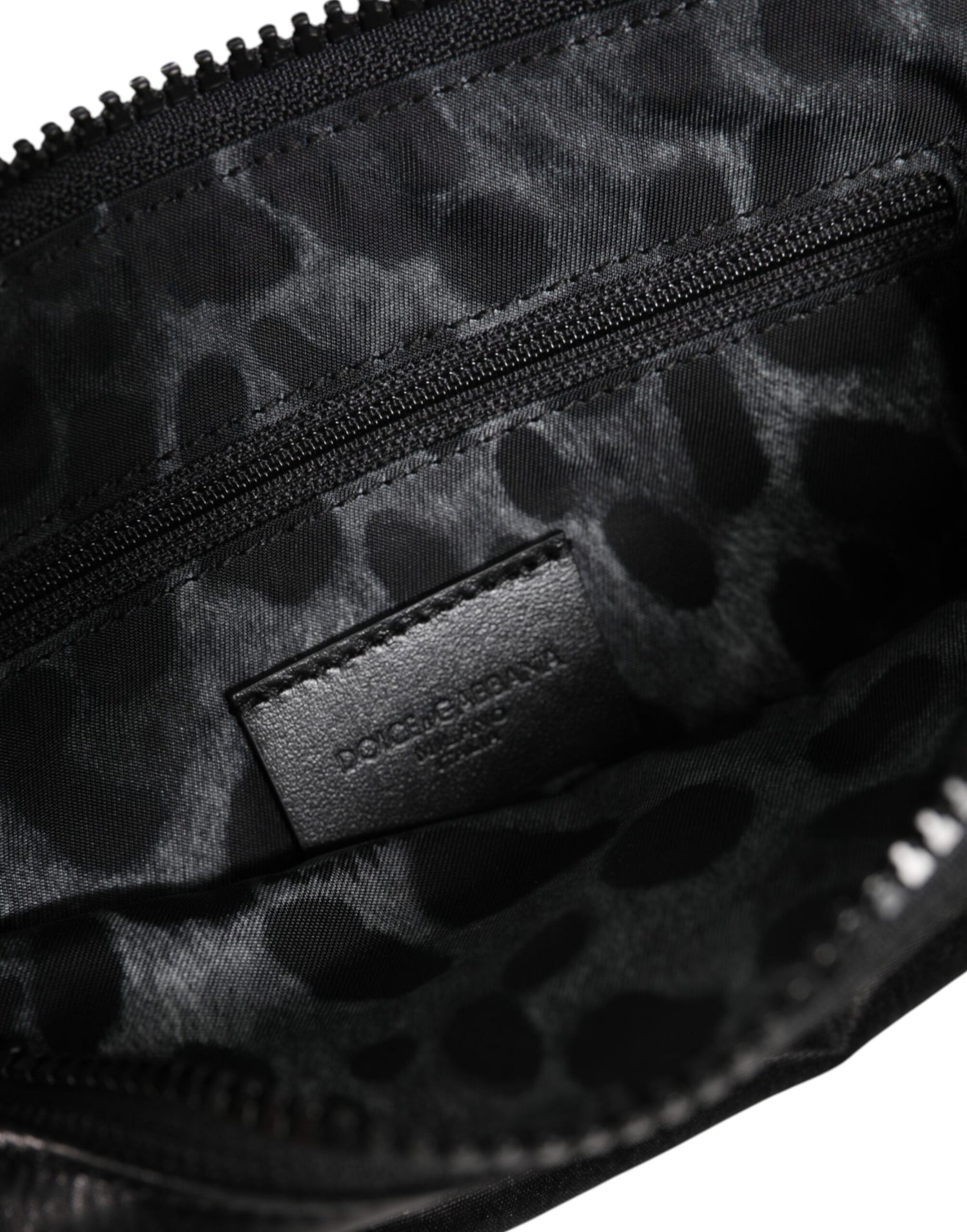 Dolce &amp;amp; Gabbana svart nylon nyckelringspåse med logotyp och plack kuvertväska