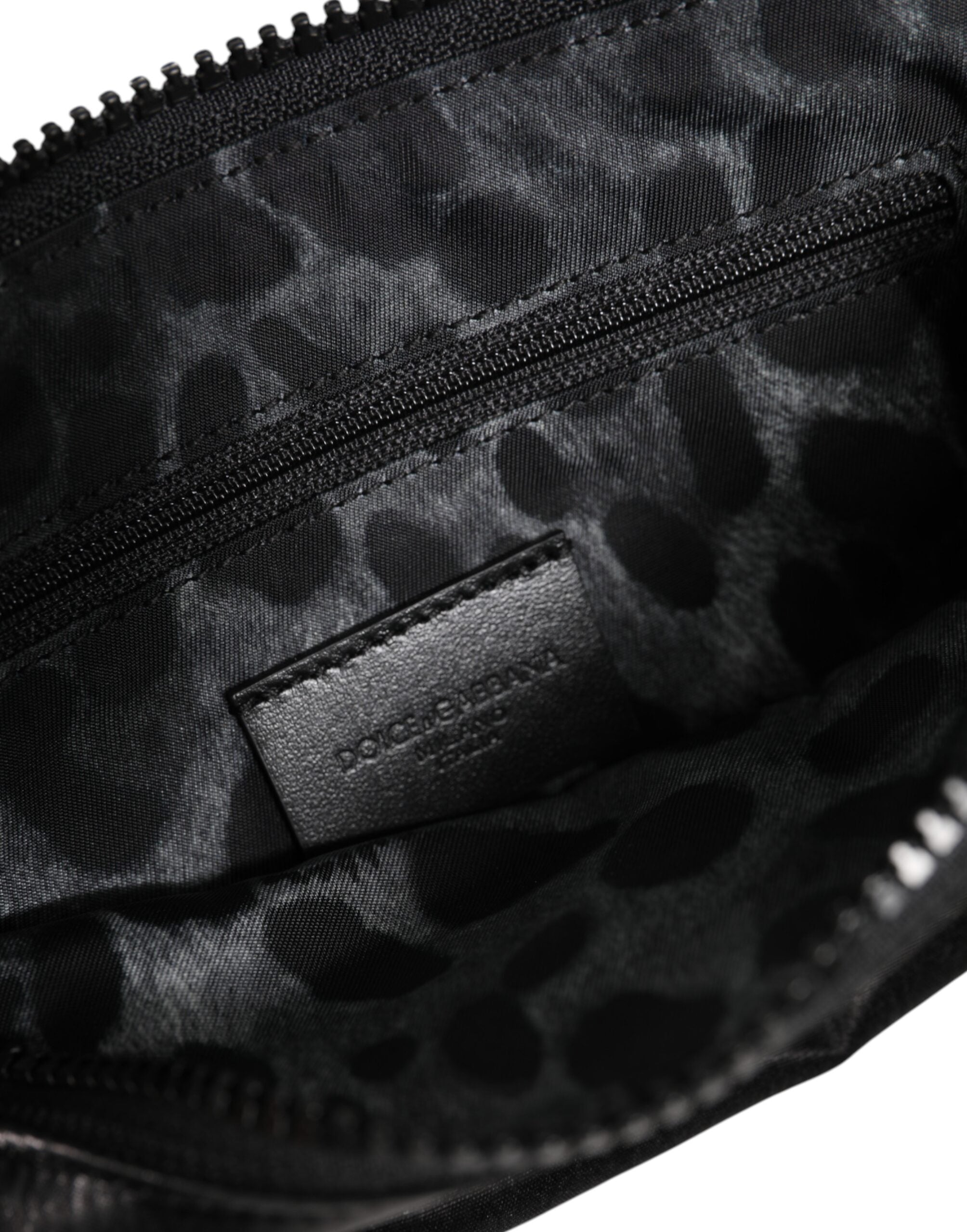Dolce &amp;amp; Gabbana svart nylon nyckelringspåse med logotyp och plack kuvertväska