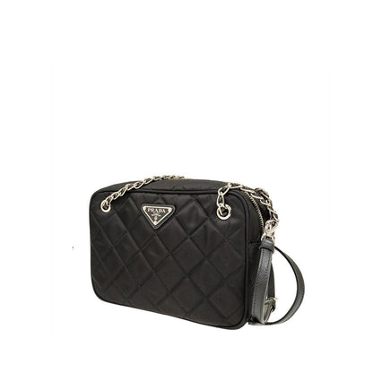 Prada quiltad mellanstor axelväska