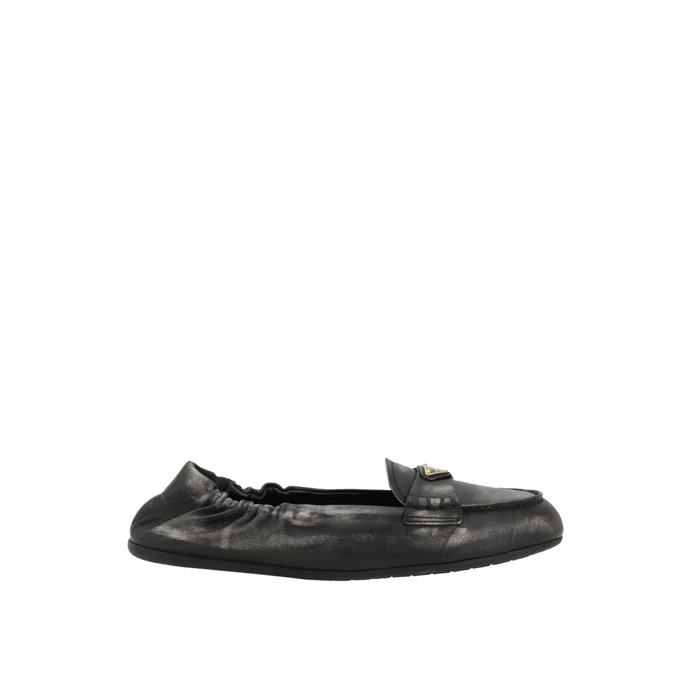Prada Loafers i läder med vintage-effekt