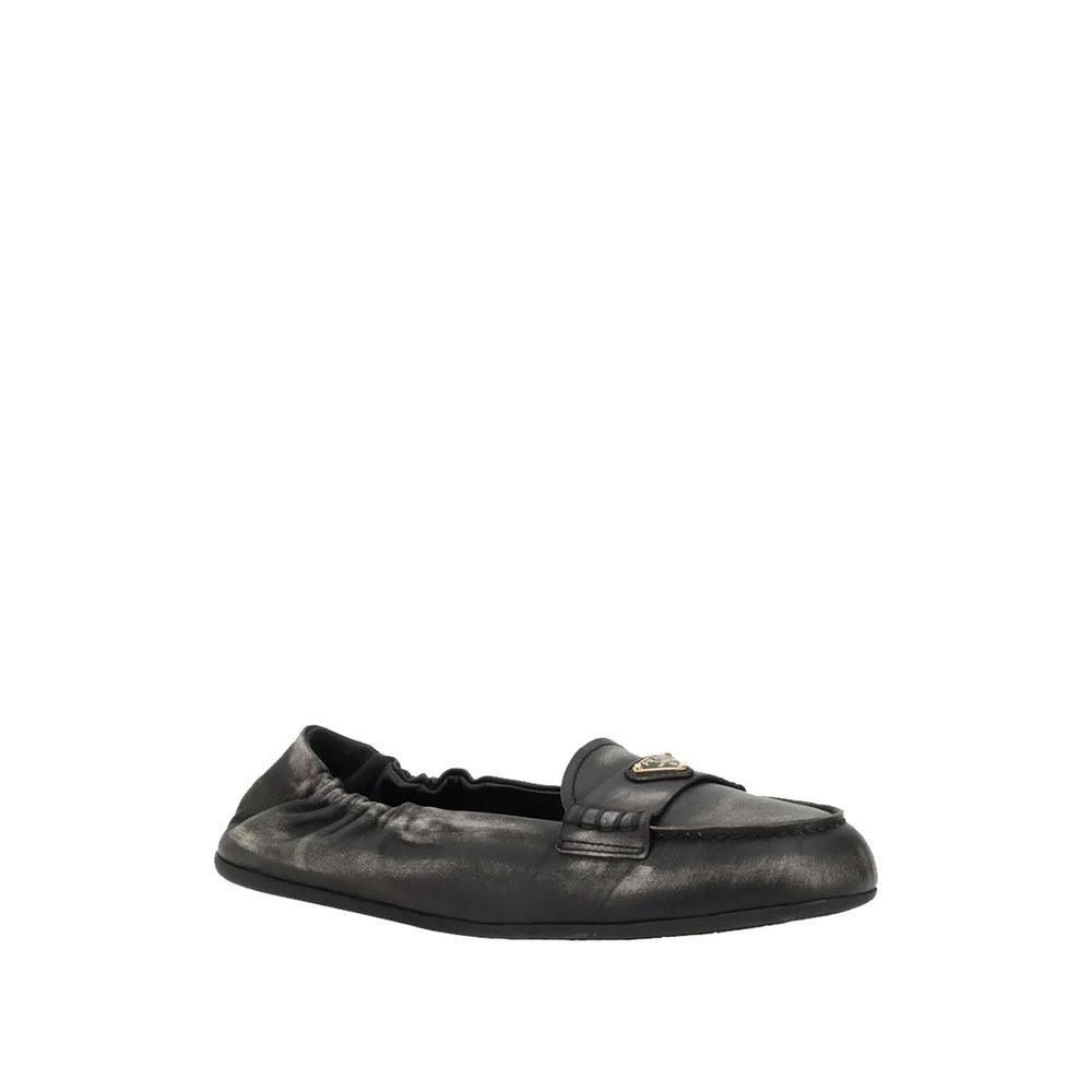 Prada Loafers i läder med vintage-effekt